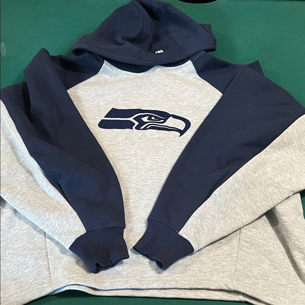 Dkny woman’s Gray and Navy Seahawks Hooded Sweatshirt NWOT oversized cropped